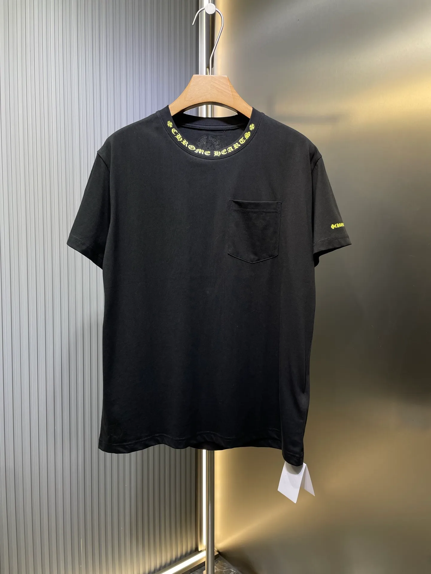🅿️270 Crow Heart🌟【Top original order】Sanskrit printed short sleeves with collar. Process description: The fabric is made of 26-woven 200g cotton, and the printing is hand-printed with glue. The overall alignment is straight and delicate, the fabric is comfortable and soft, and the color is consistent without color difference. It can be matched with the same style to create a fashionable look and control various occasions. Customized accessories, complete three standards, same style for men and women! ⚠️Color: Black ⚠️Size: SML